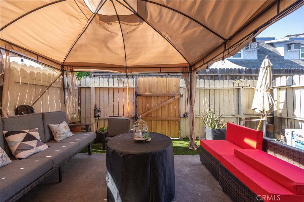 1038 N Sacramento Avenue