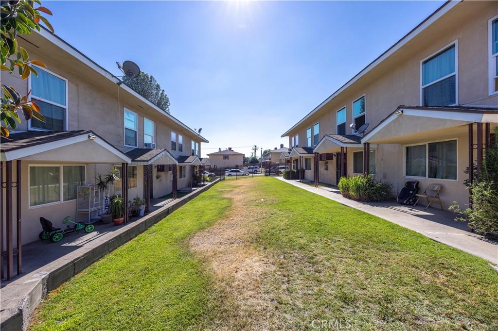 1038 N Sacramento Avenue