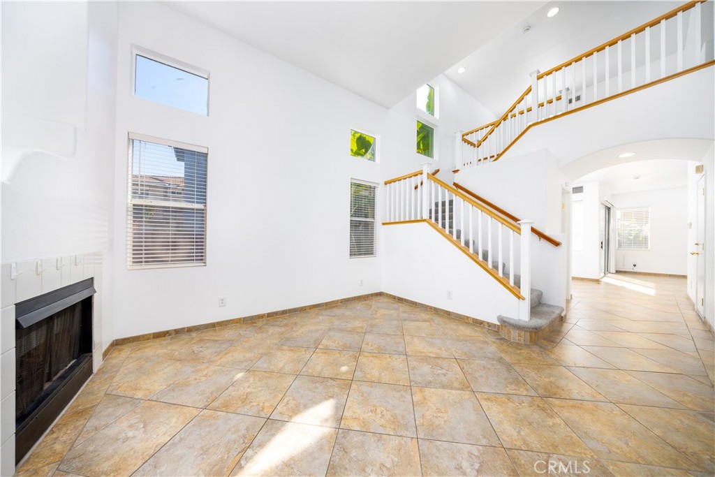 2737 Calle Luna