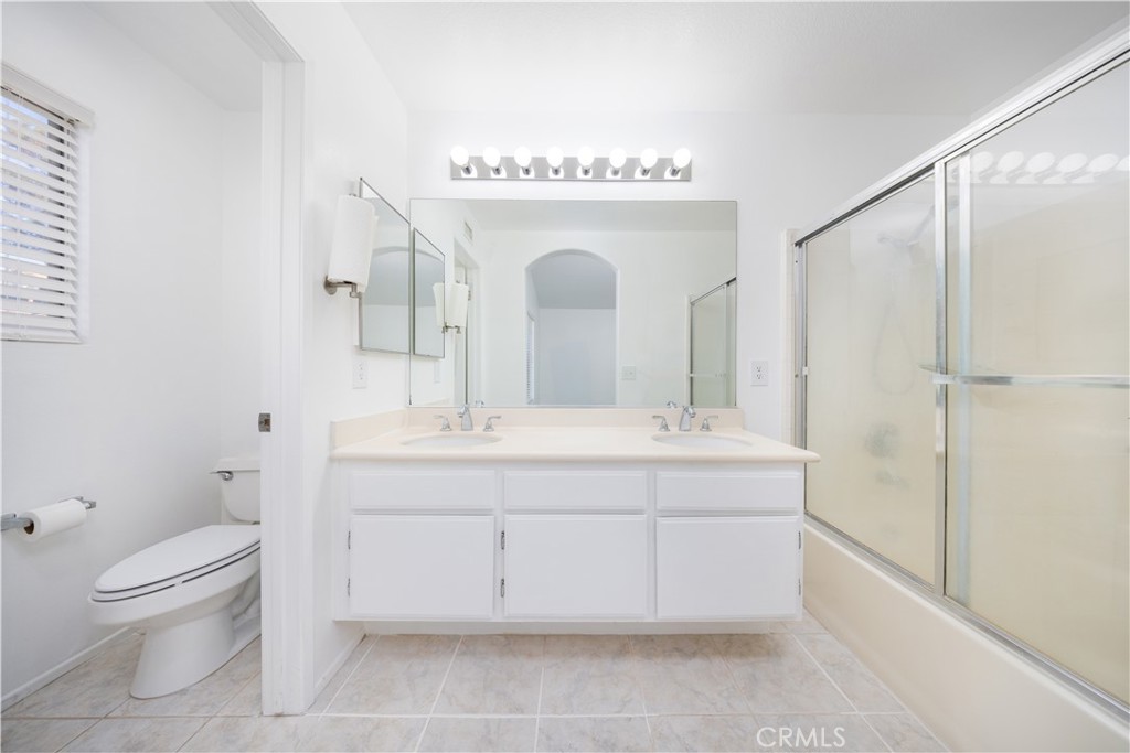 2737 Calle Luna
