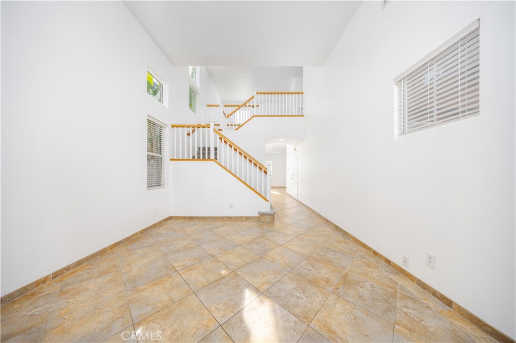 2737 Calle Luna