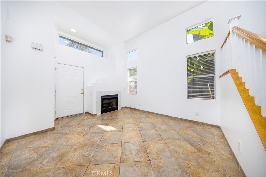 2737 Calle Luna