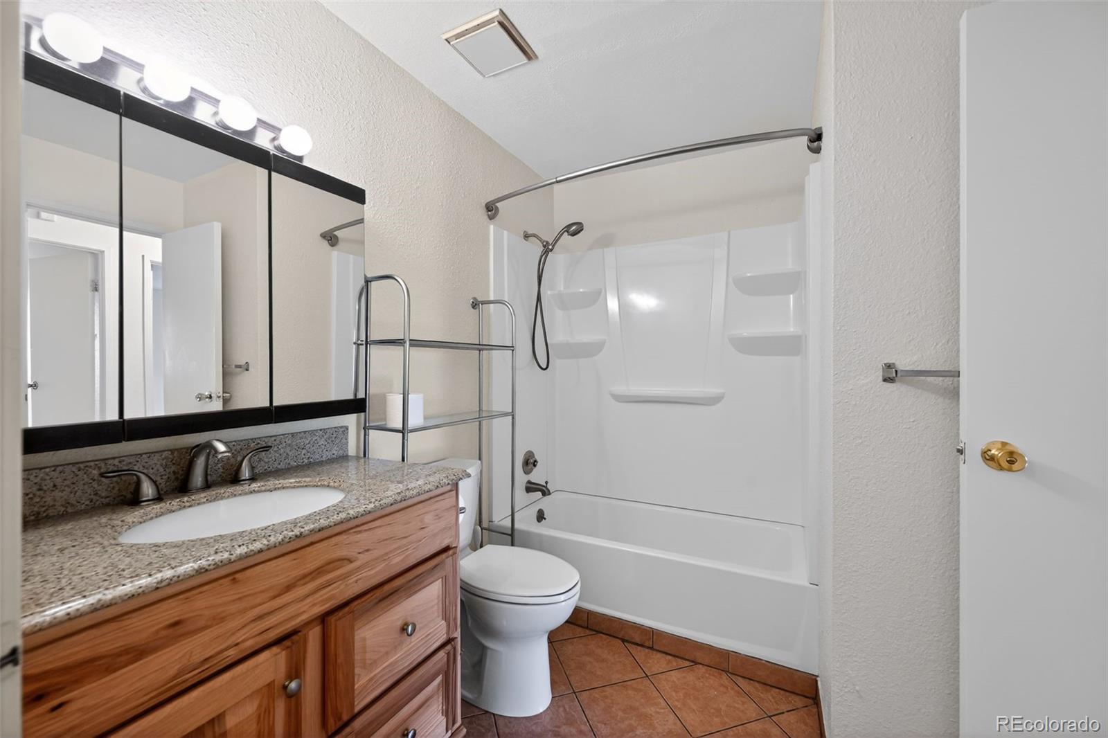 1350 Golden Circle Unit: 211