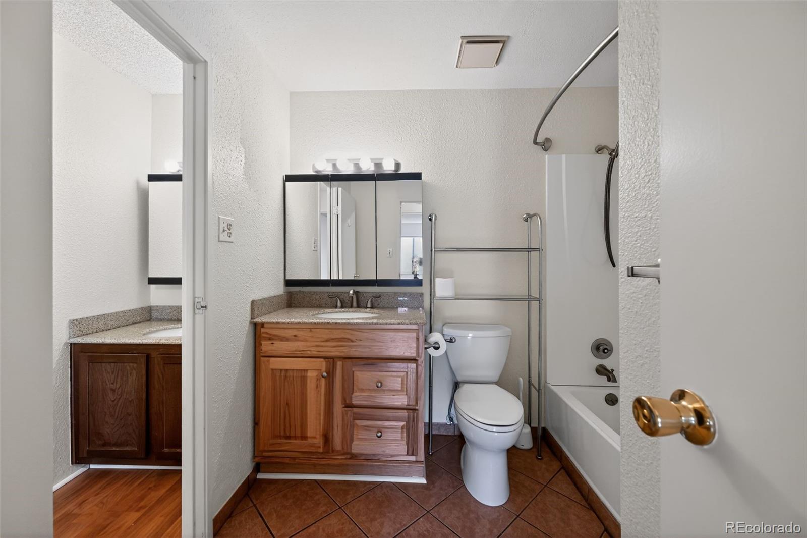 1350 Golden Circle Unit: 211