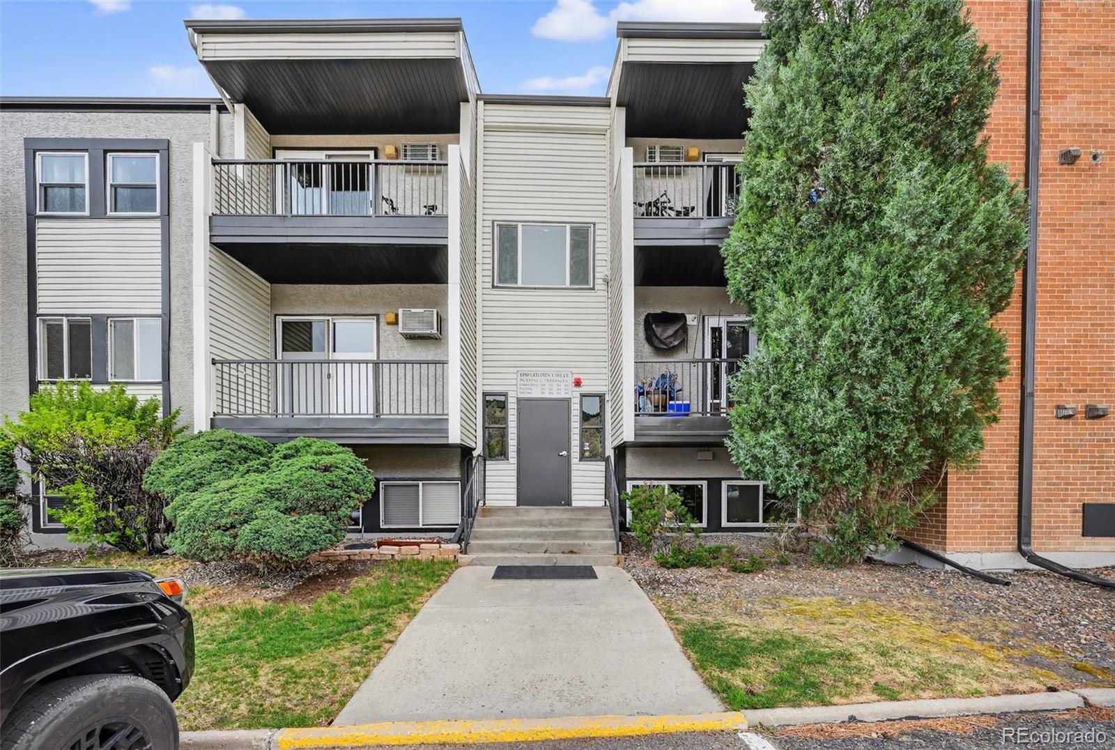 1350 Golden Circle Unit: 211