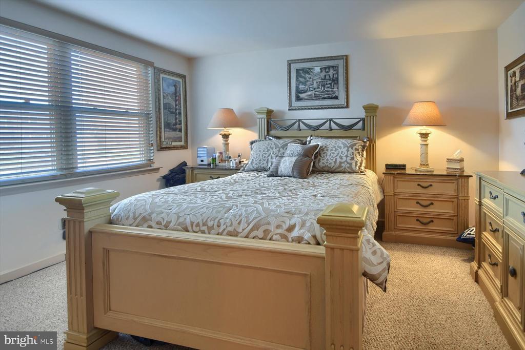 6525 Lexington Ct