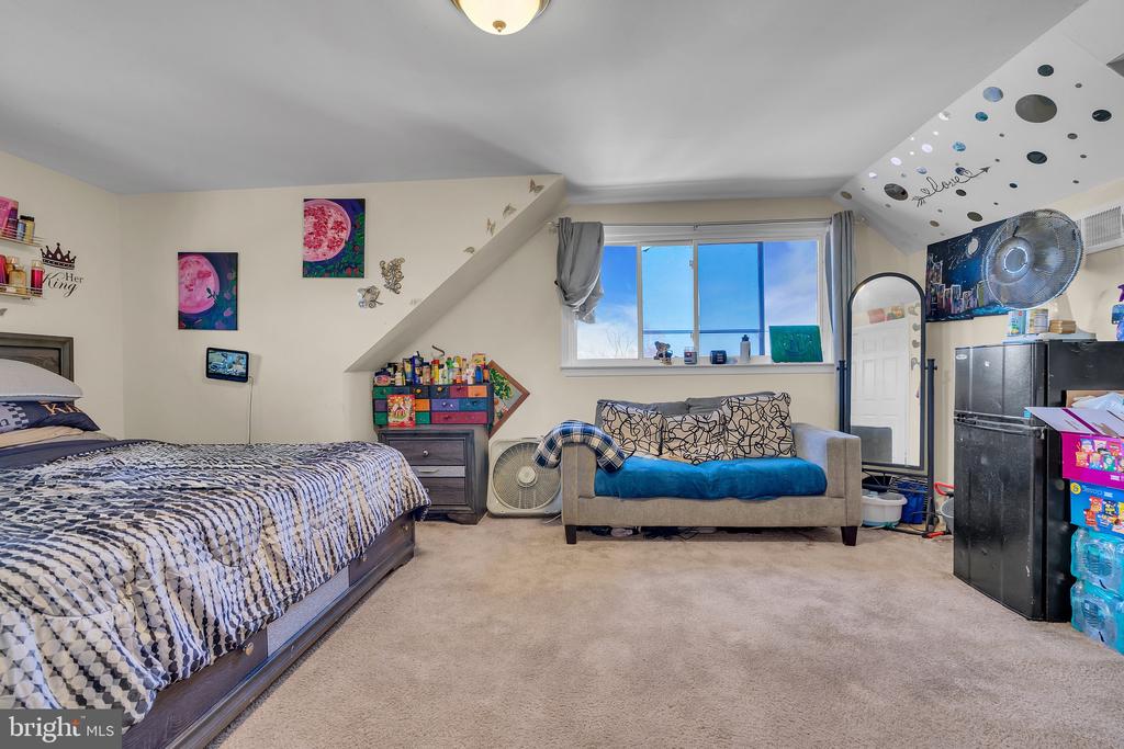 5042 HILLSIDE