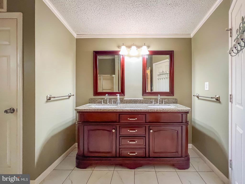 13 CLOVEDALE WAY