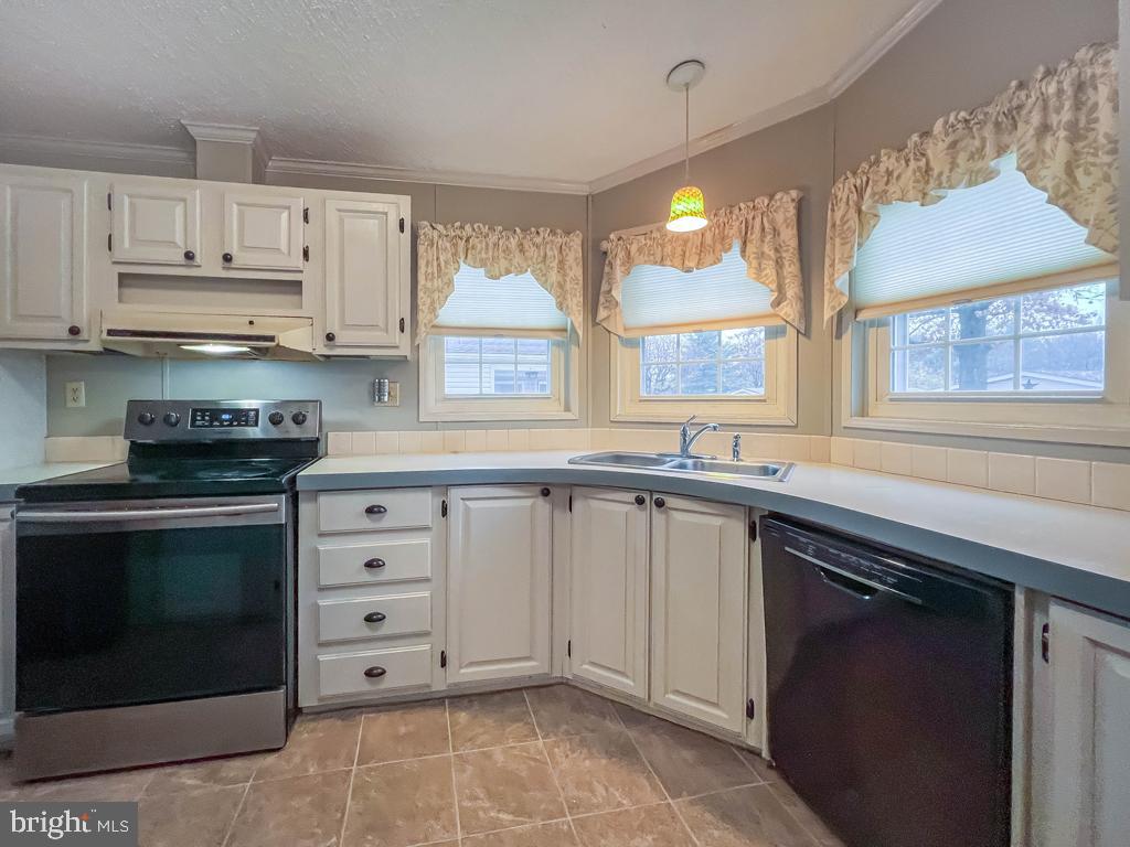 13 CLOVEDALE WAY