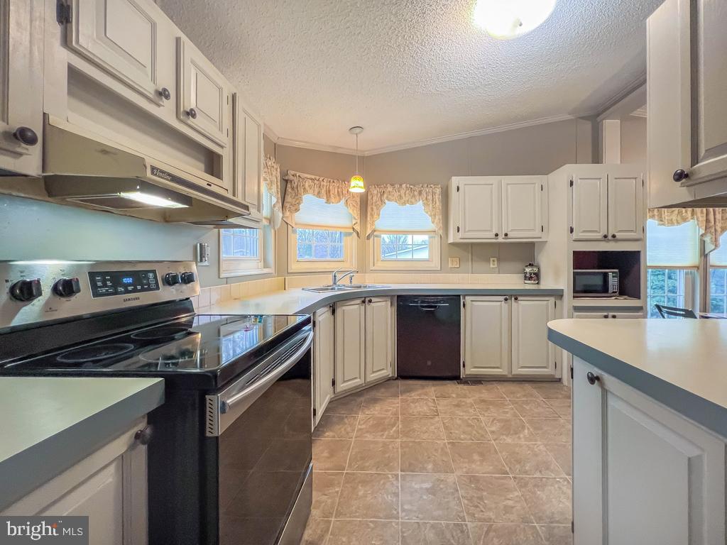 13 CLOVEDALE WAY