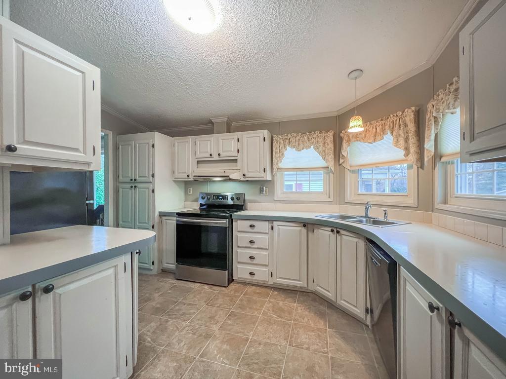 13 CLOVEDALE WAY