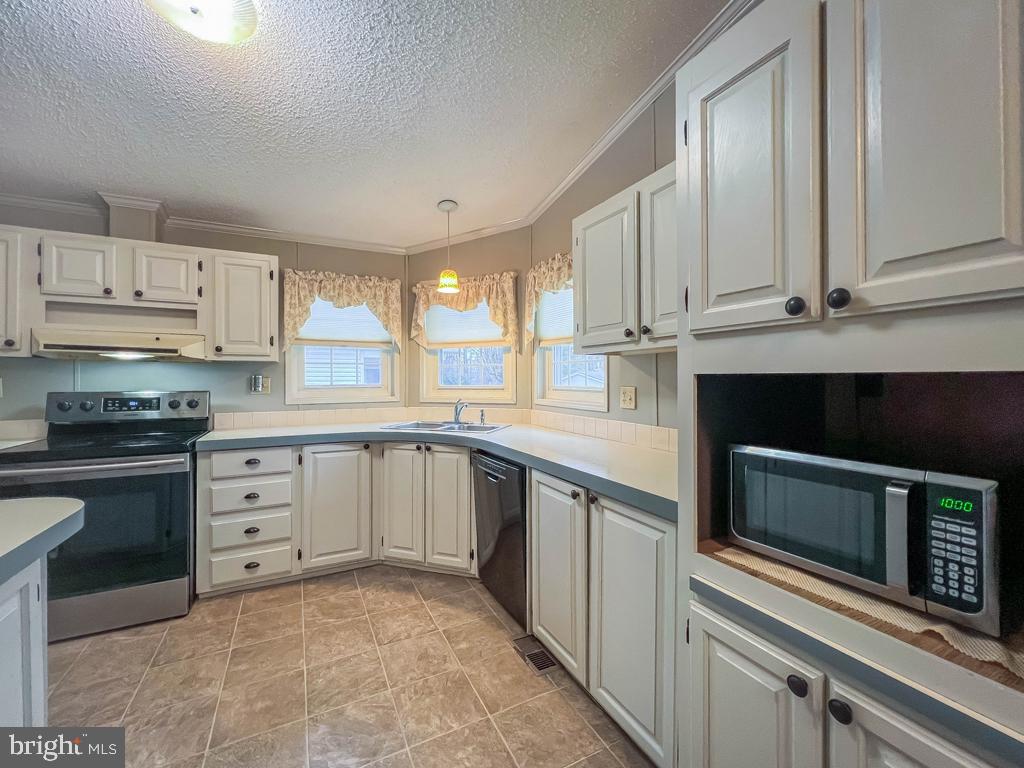 13 CLOVEDALE WAY