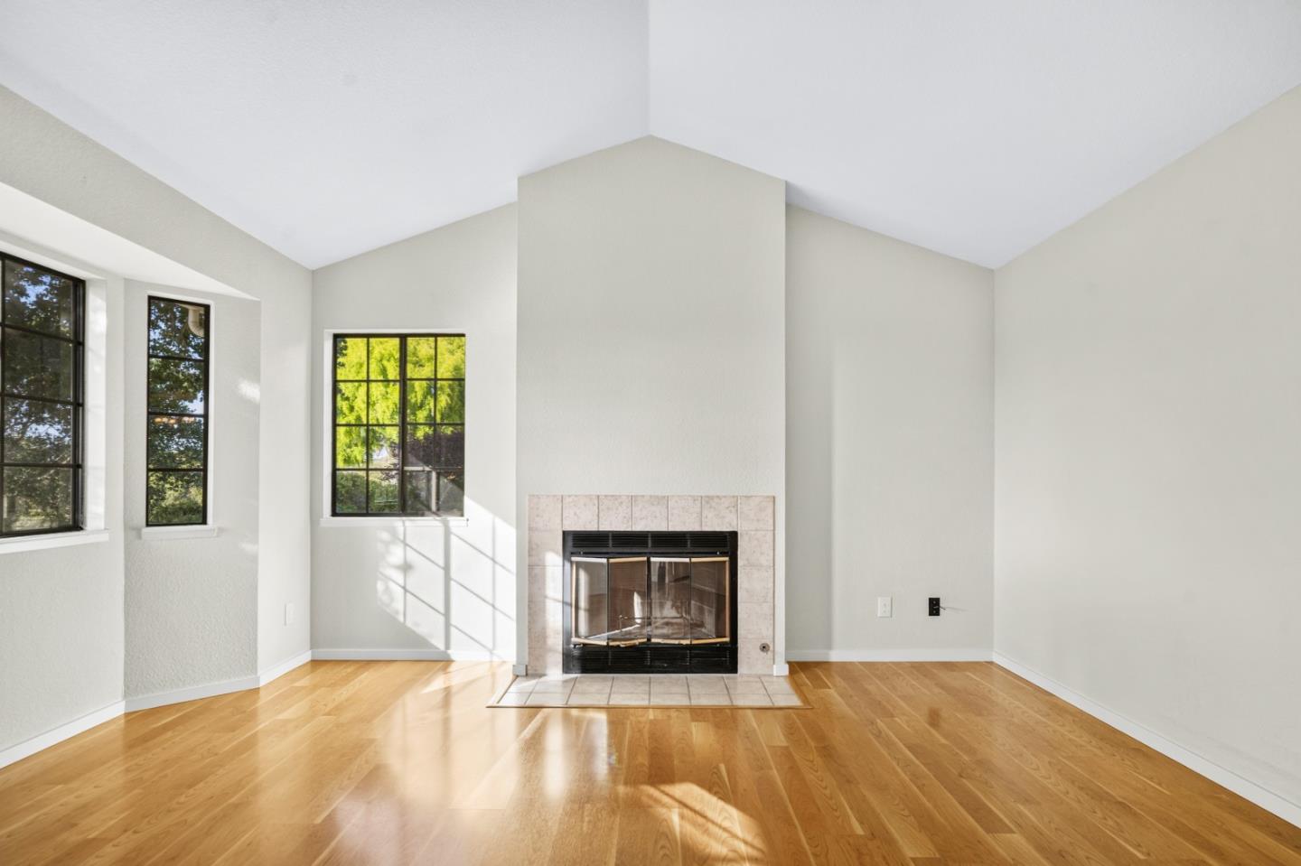 1037 Olympic LN
