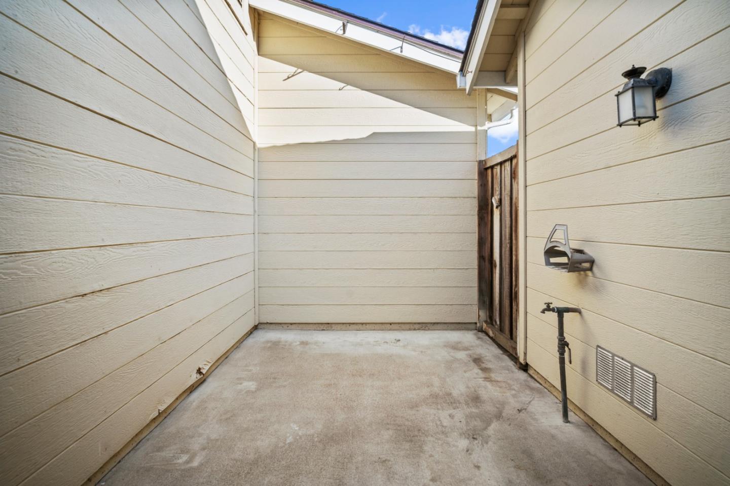 1037 Olympic LN
