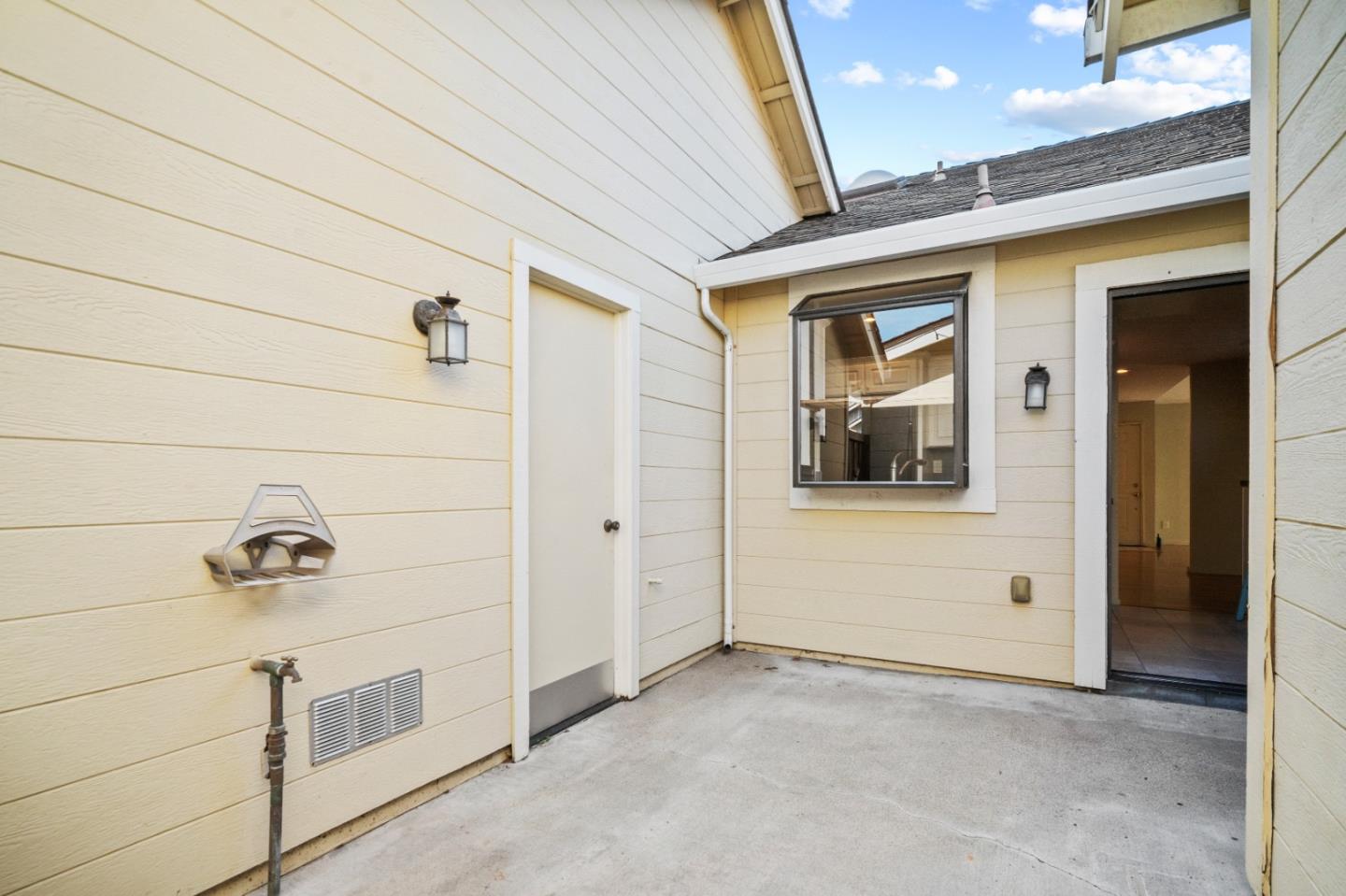 1037 Olympic LN