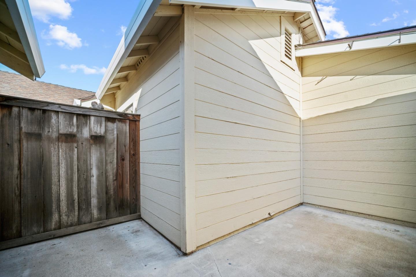 1037 Olympic LN