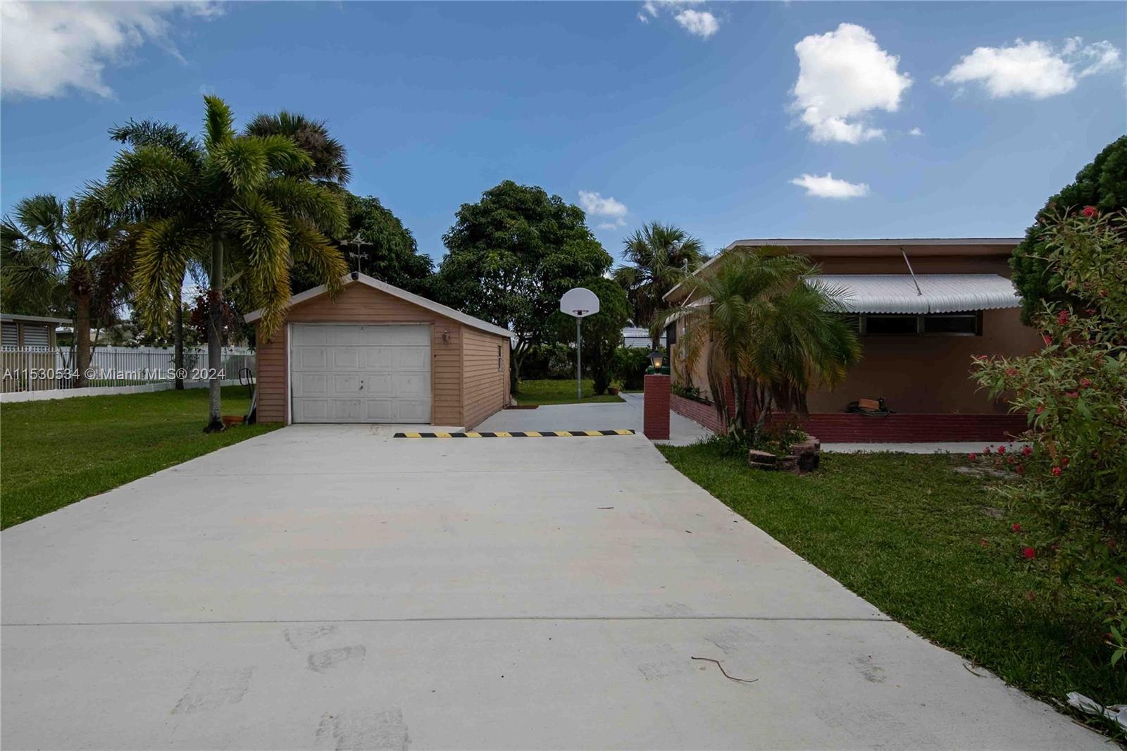 5220 SW 26th Ave