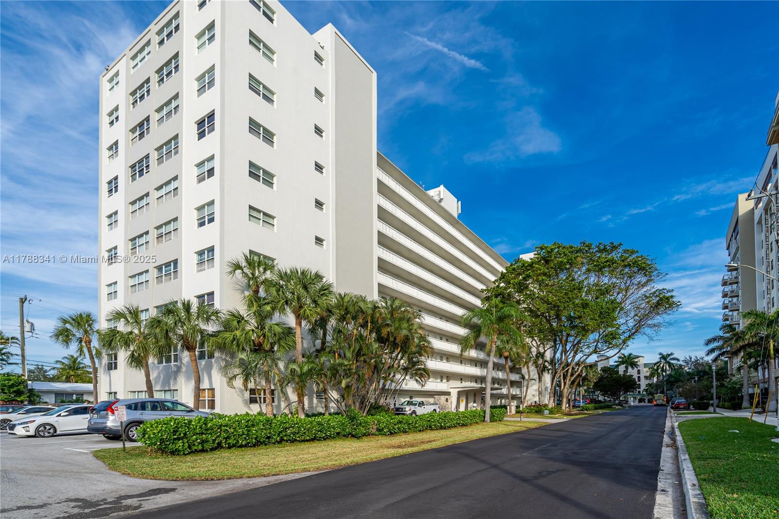 2555 NE 11th St # 808