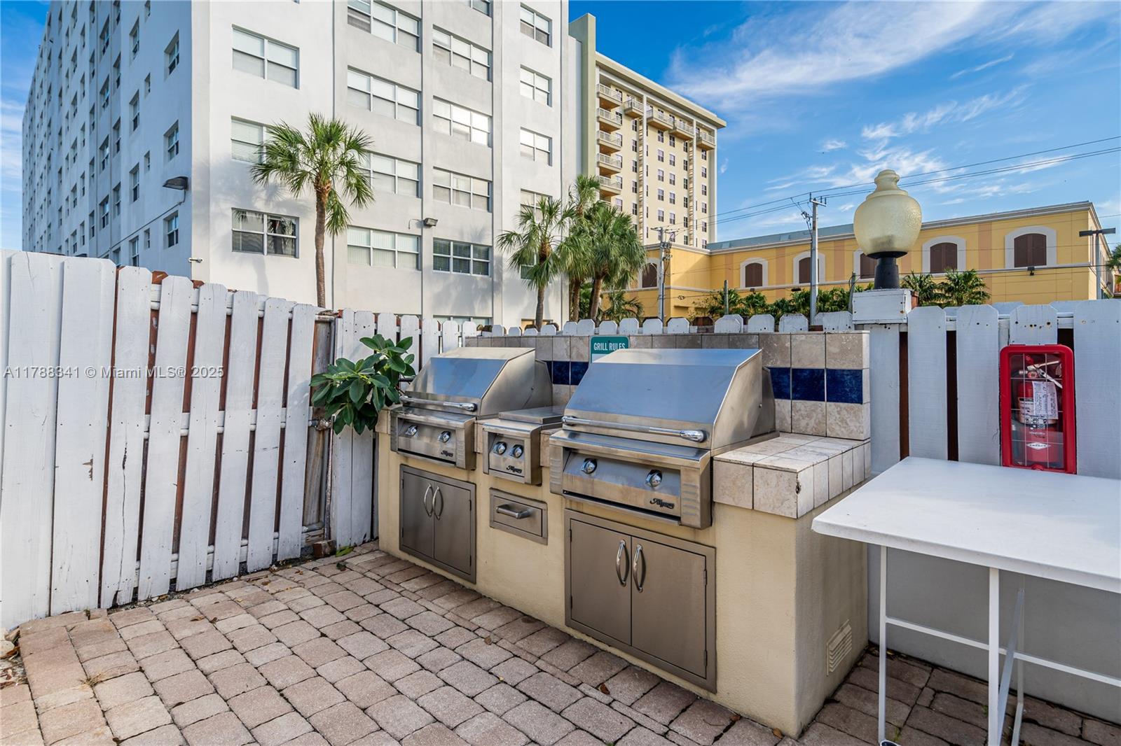 2555 NE 11th St # 808