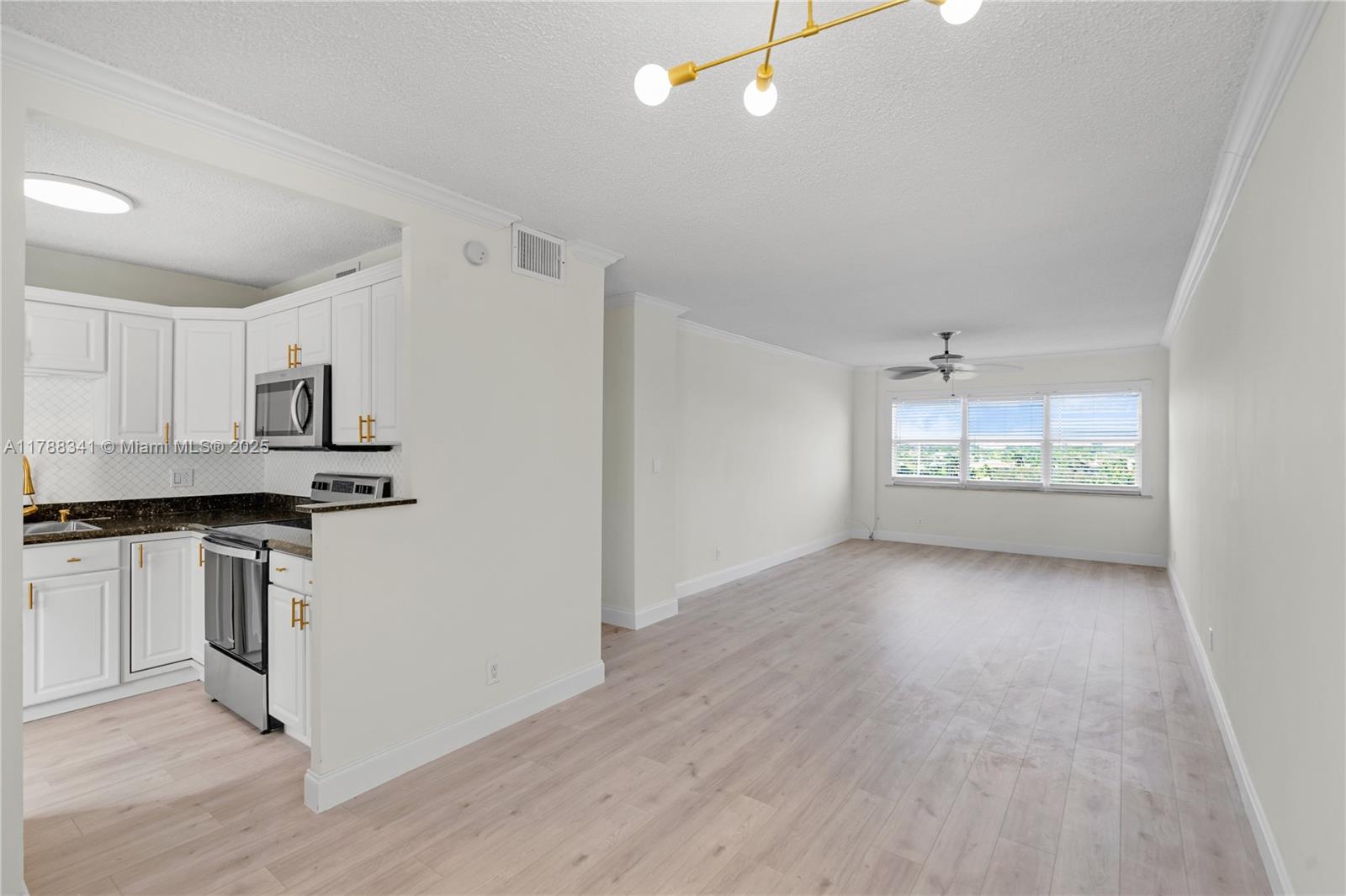 2555 NE 11th St # 808