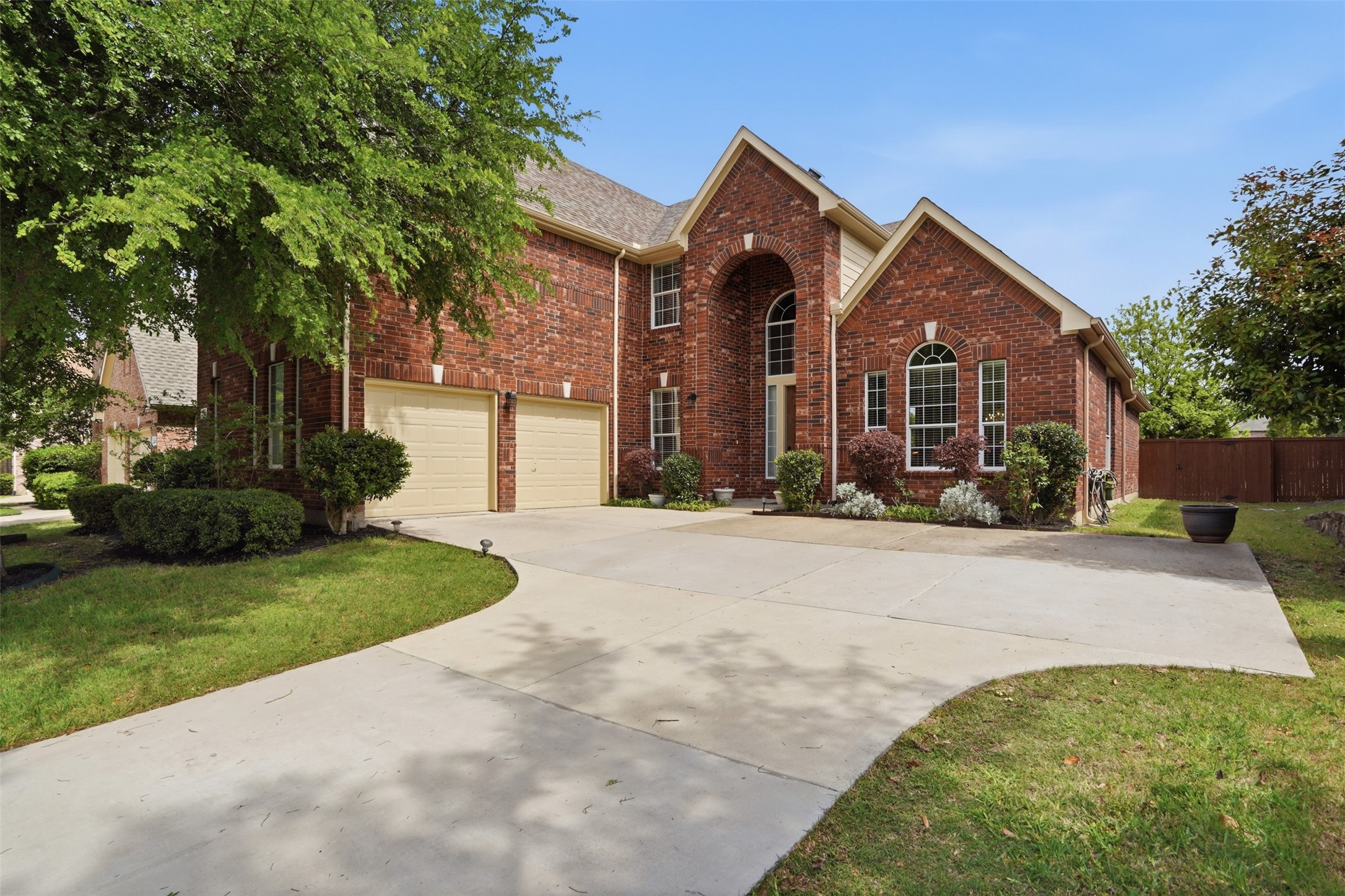 913 Royal Oaks Drive
