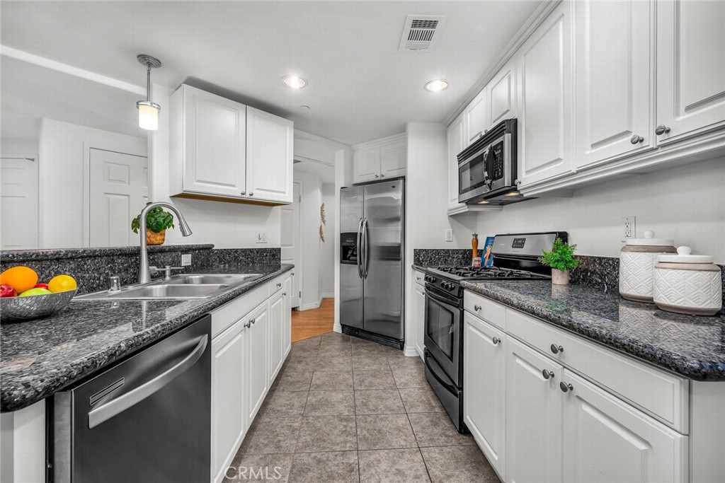 3636 Jasmine Avenue 204