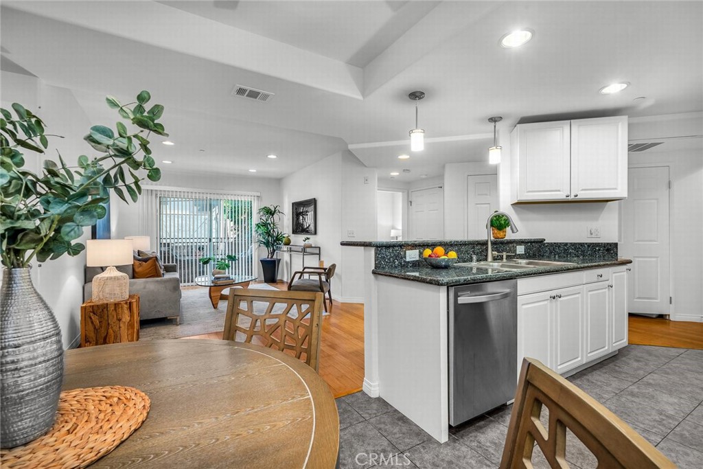 3636 Jasmine Avenue 204