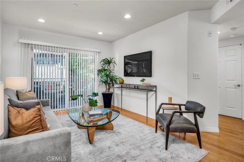 3636 Jasmine Avenue 204