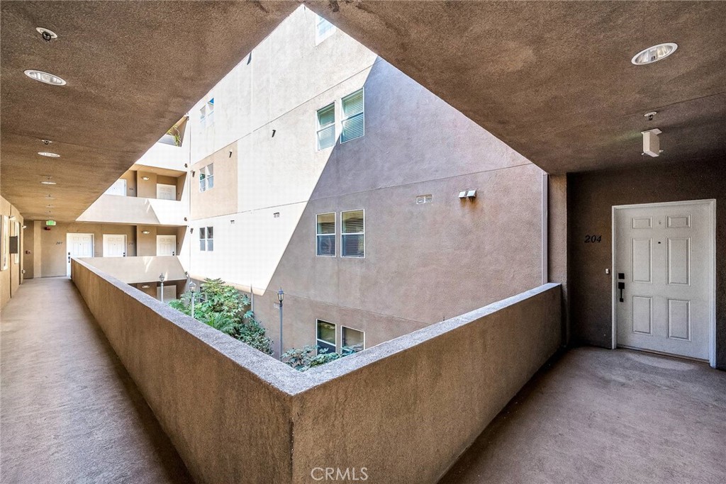 3636 Jasmine Avenue 204