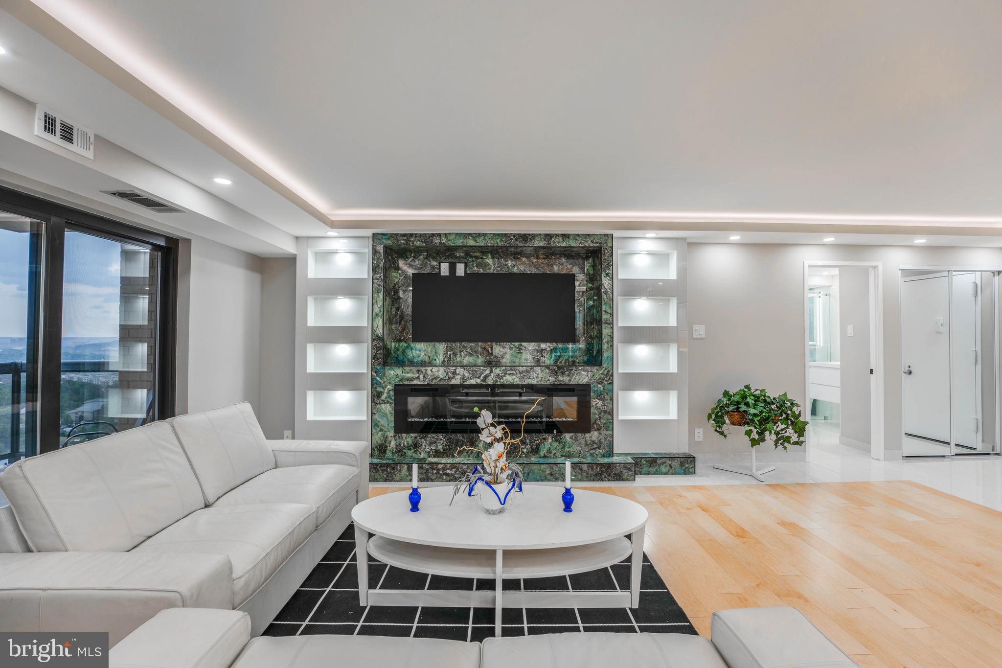 309 Yoakum Pkwy #1702