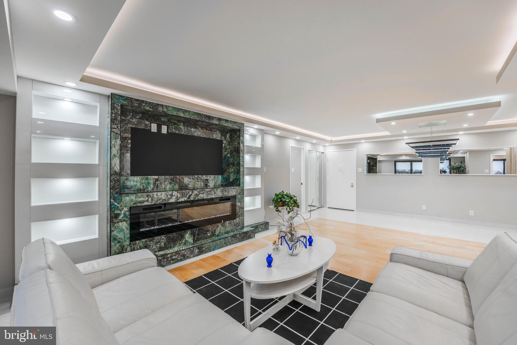 309 Yoakum Pkwy #1702