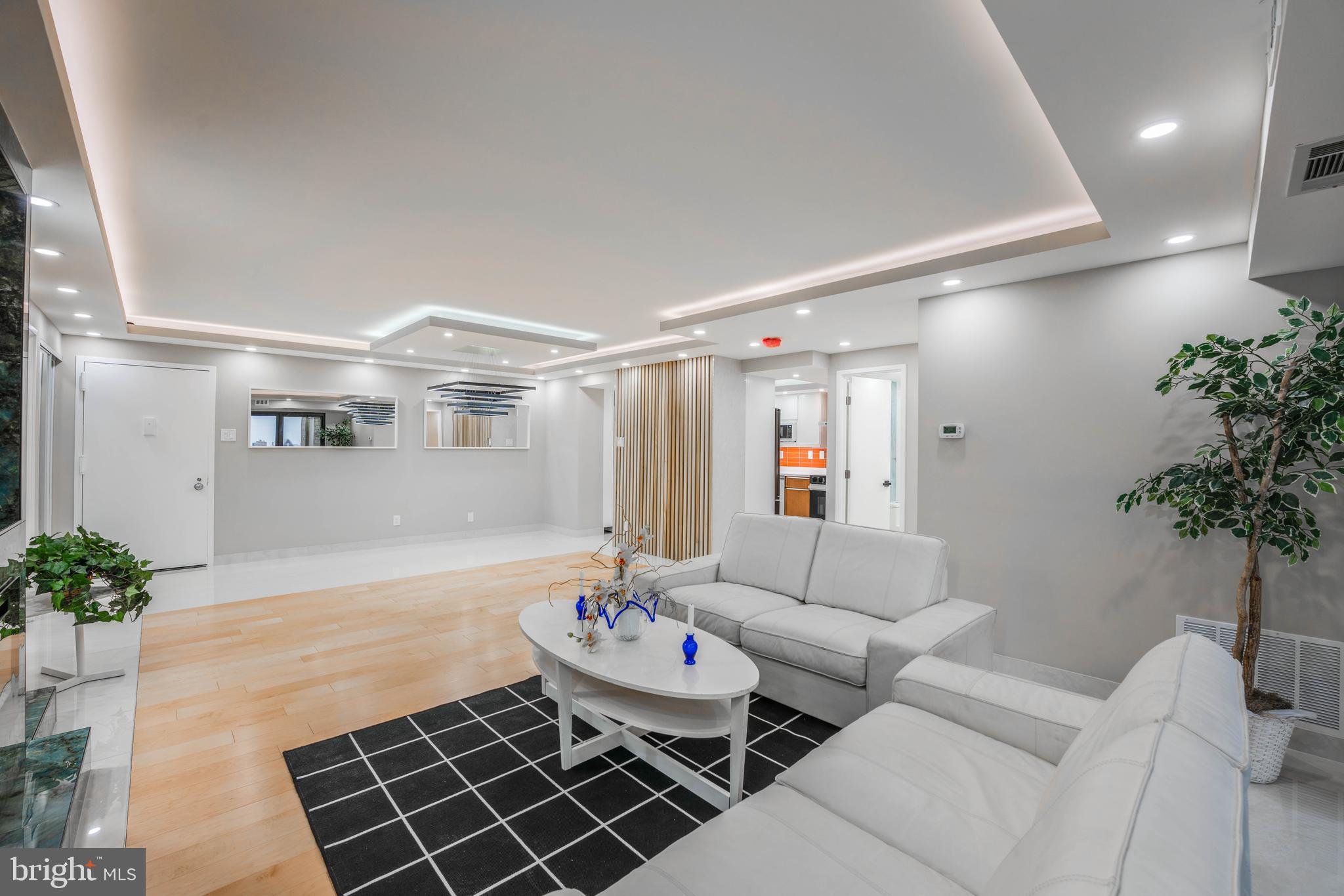 309 Yoakum Pkwy #1702