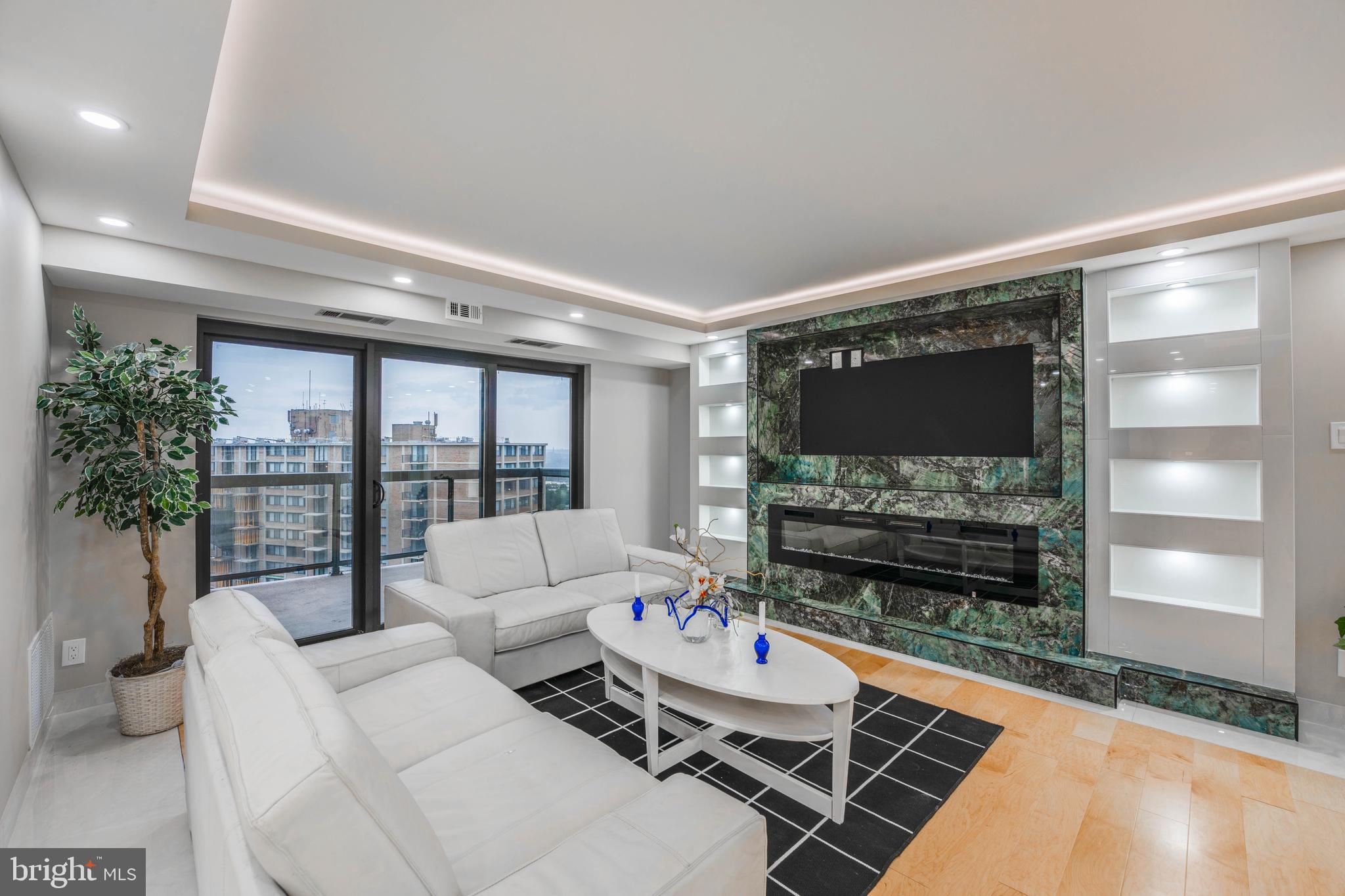 309 Yoakum Pkwy #1702