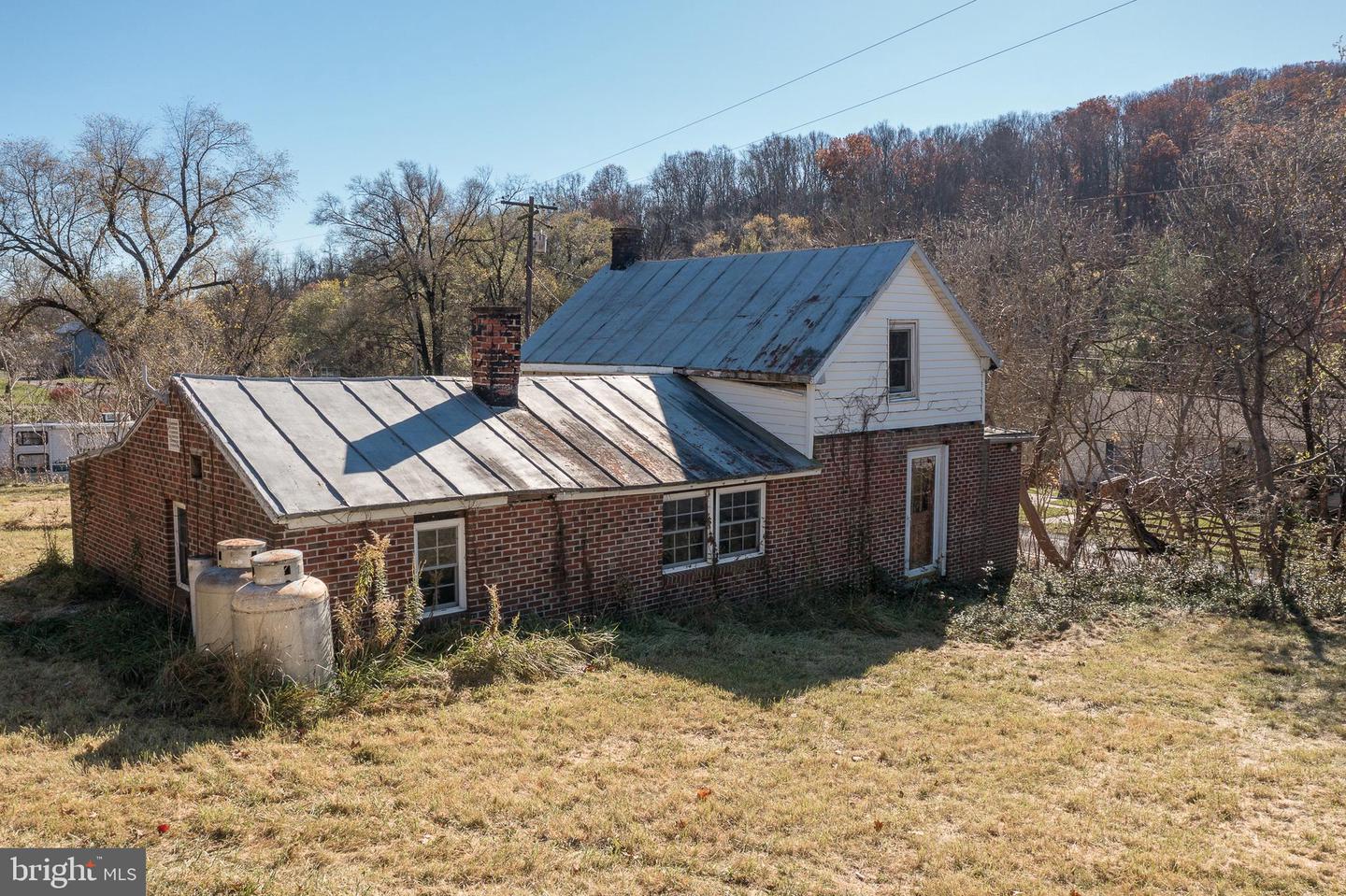 1186 Round Hill Rd