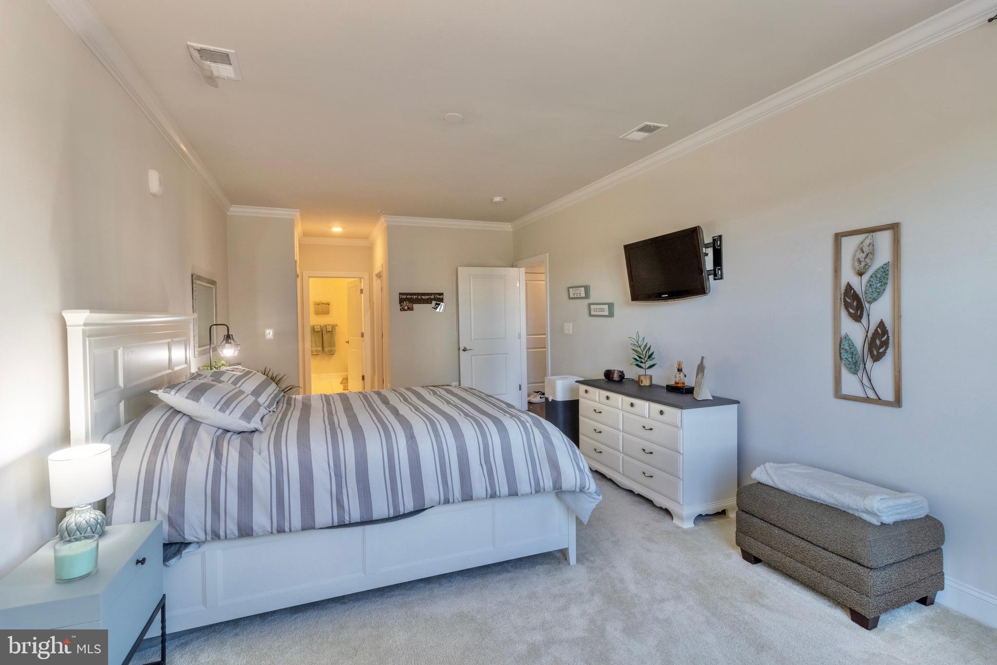 21025 Rocky Knoll Sq #204