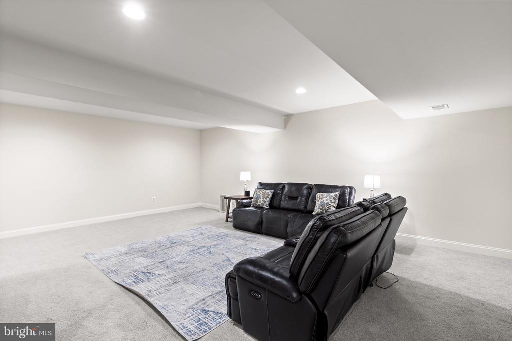 2196 Port Potomac Ave
