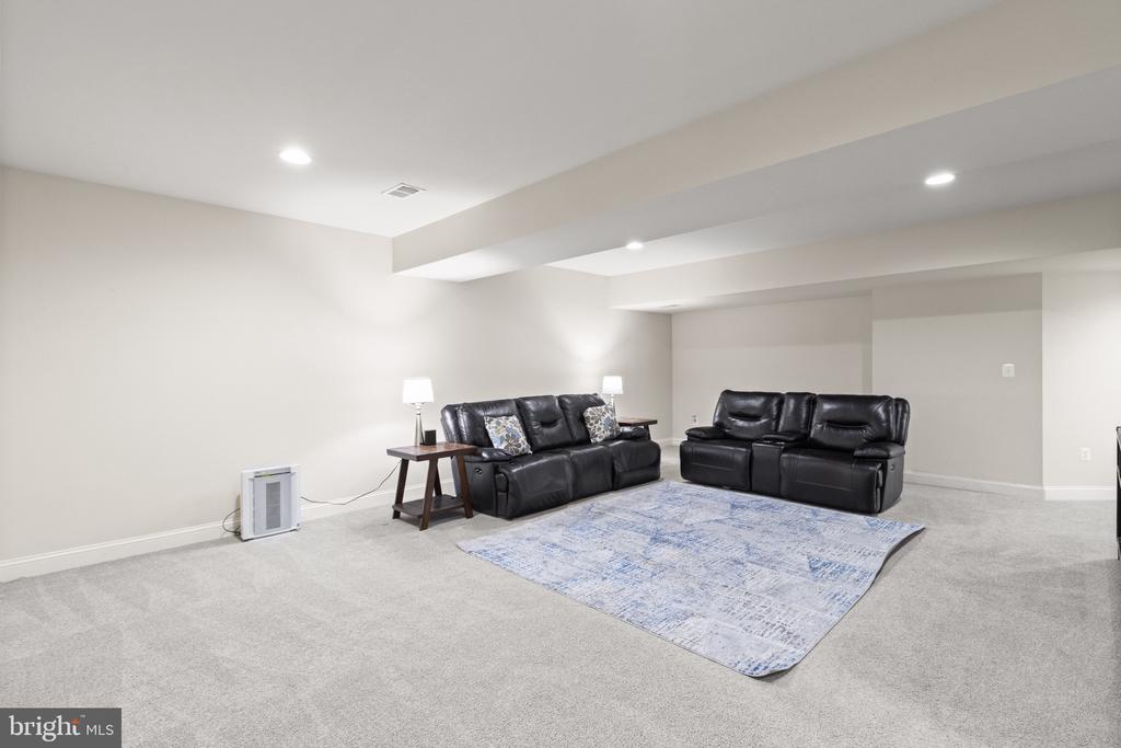 2196 Port Potomac Ave