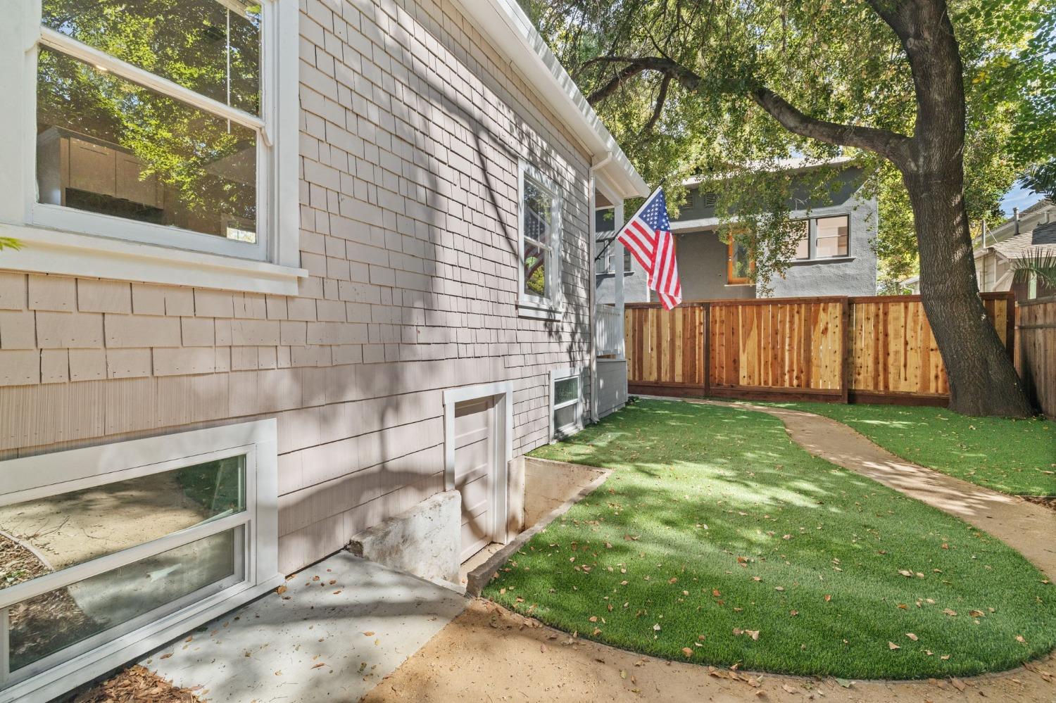 1719 Uptown Alley