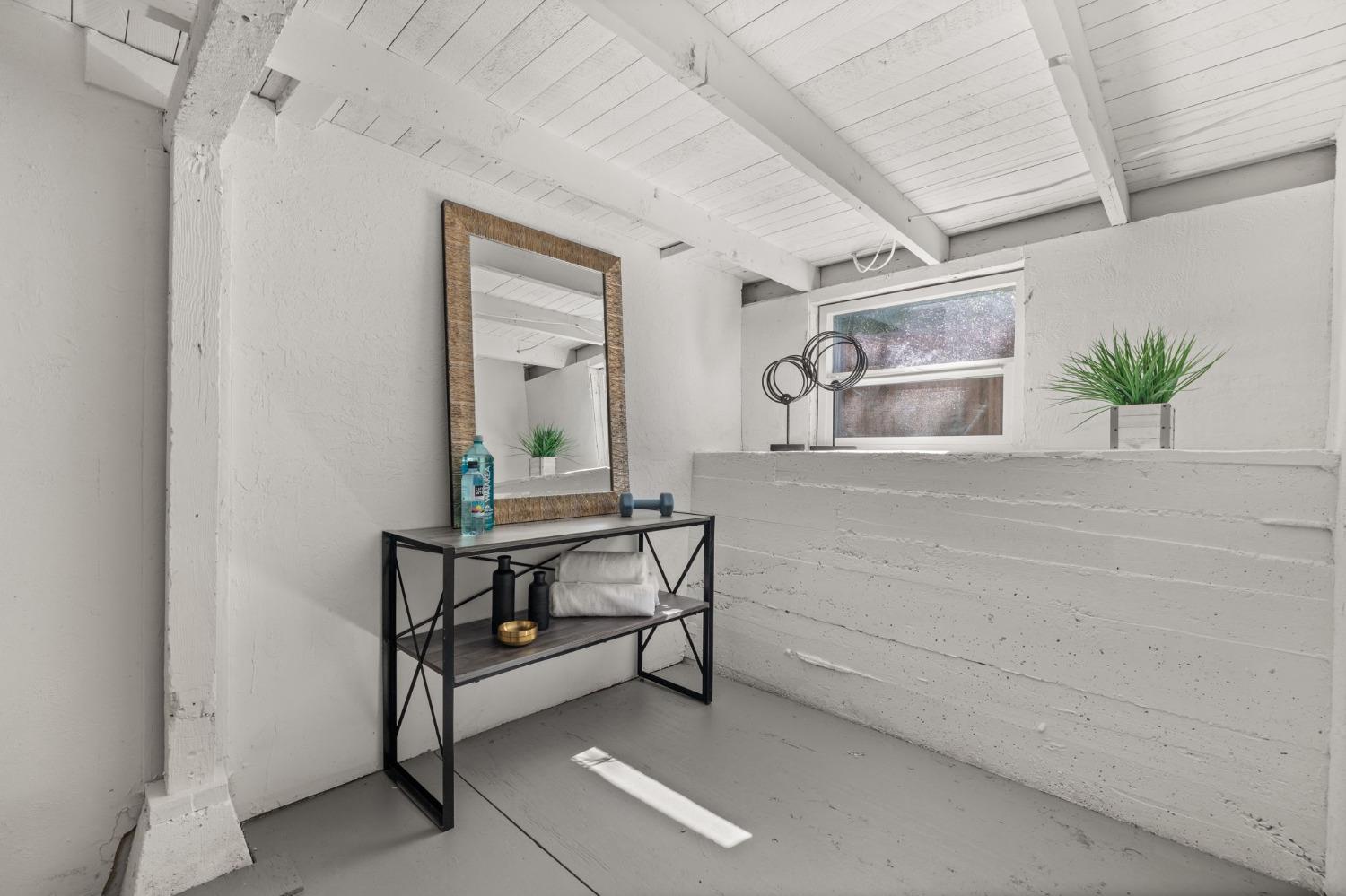 1719 Uptown Alley
