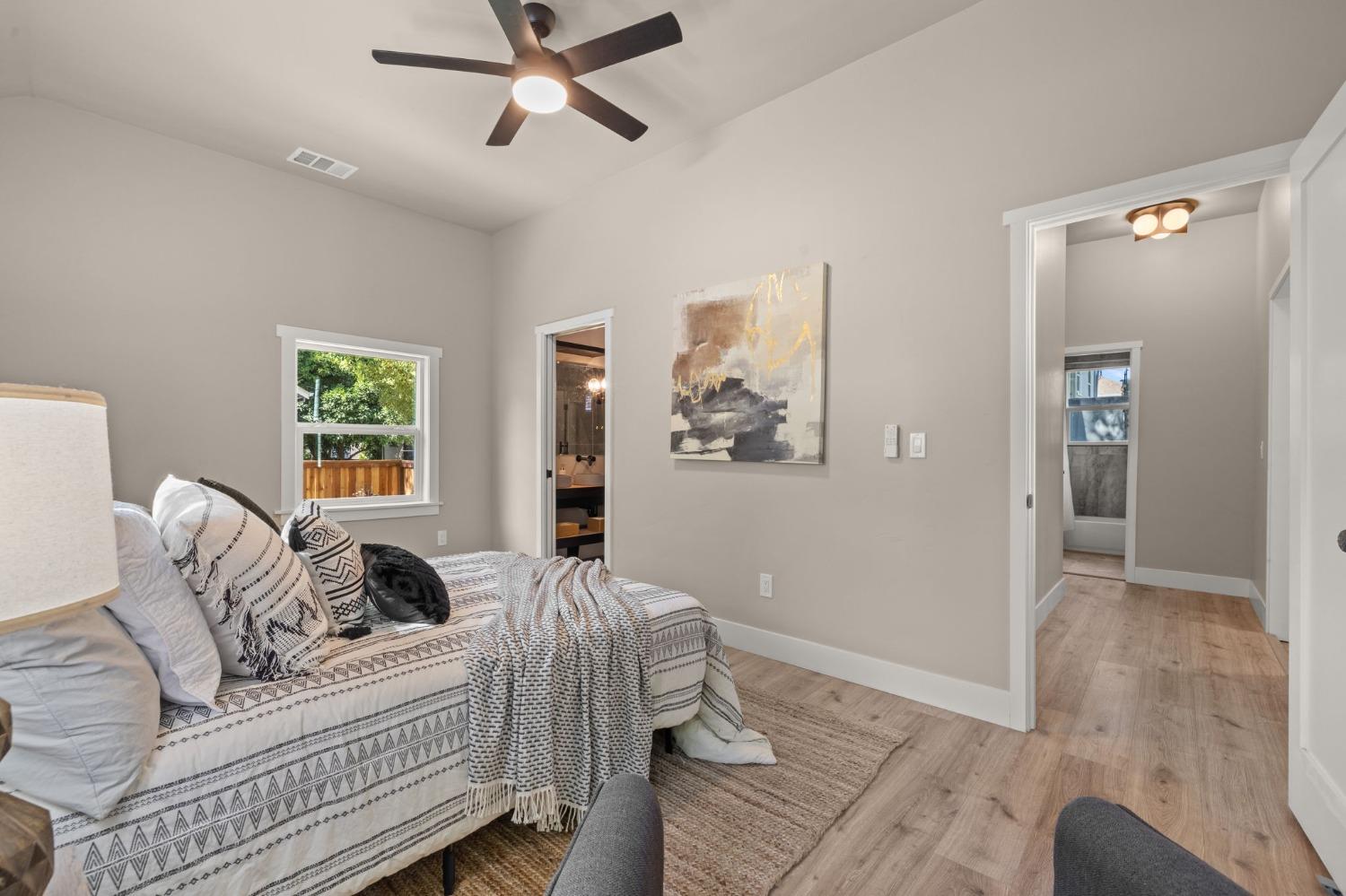 1719 Uptown Alley