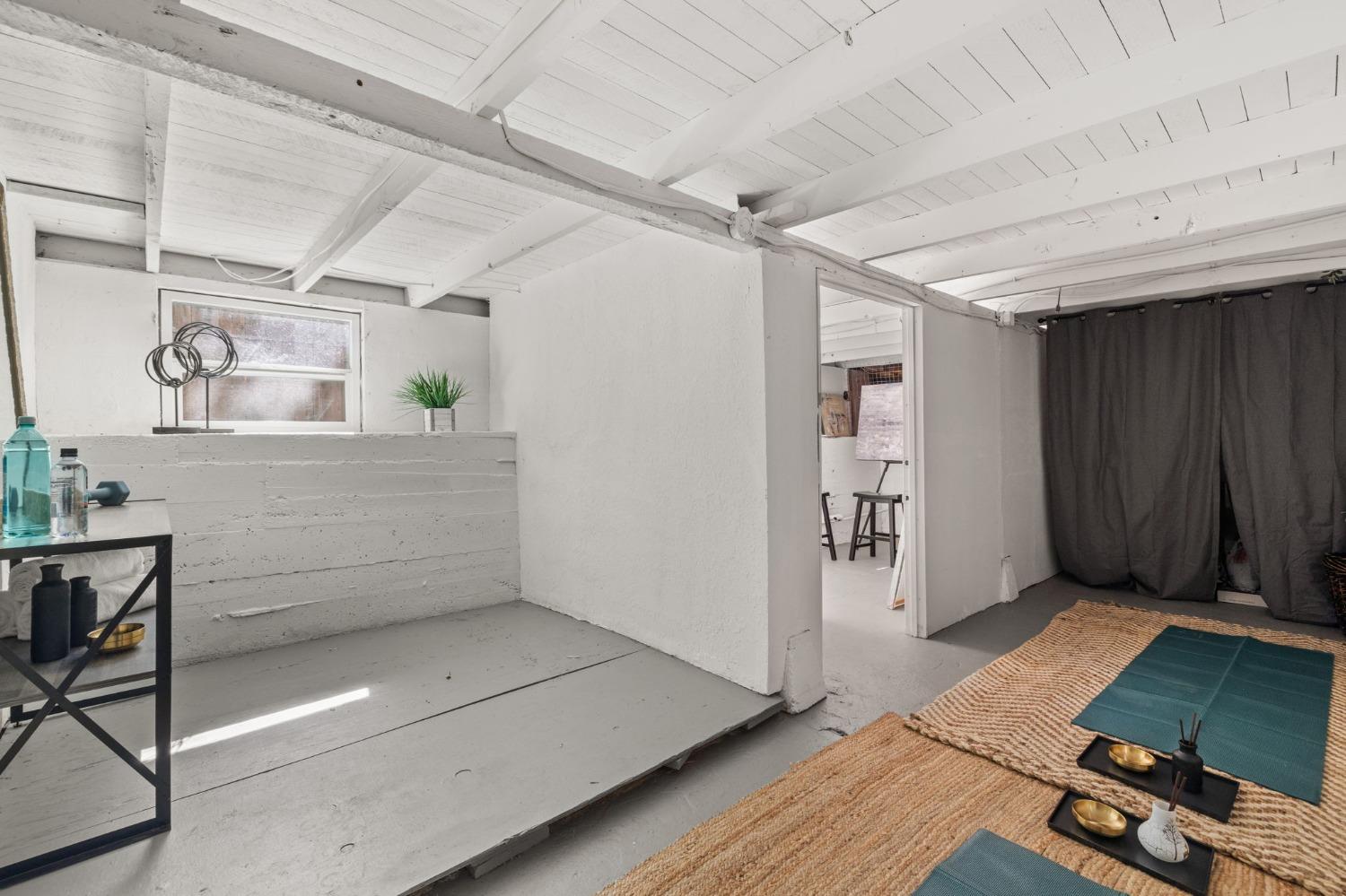 1719 Uptown Alley