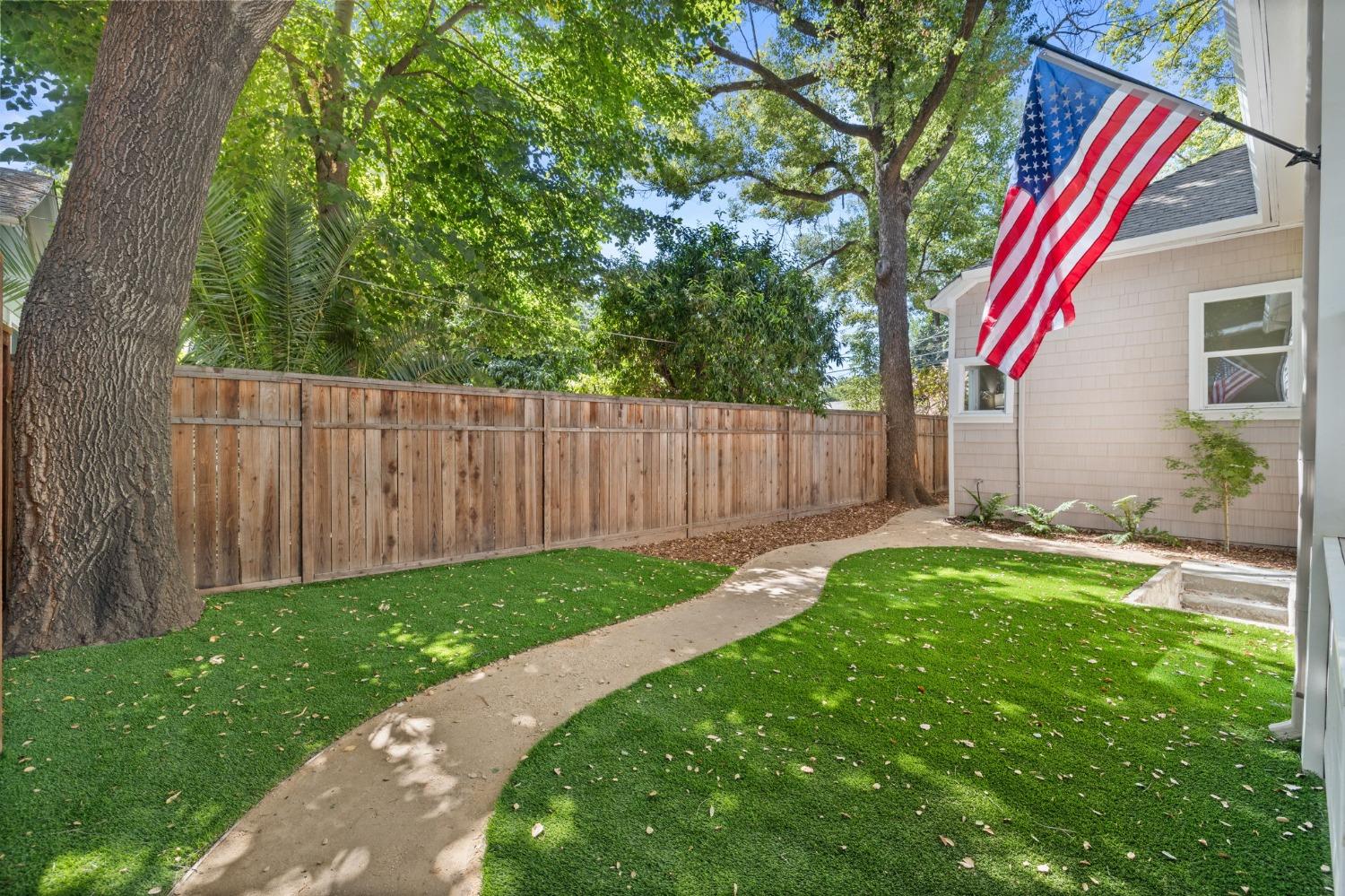 1719 Uptown Alley