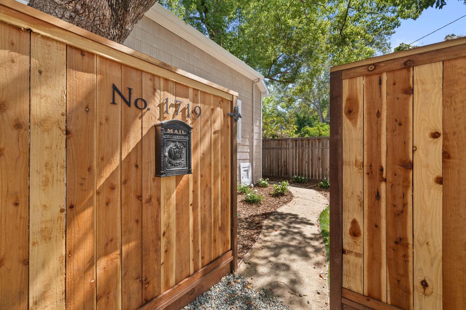 1719 Uptown Alley