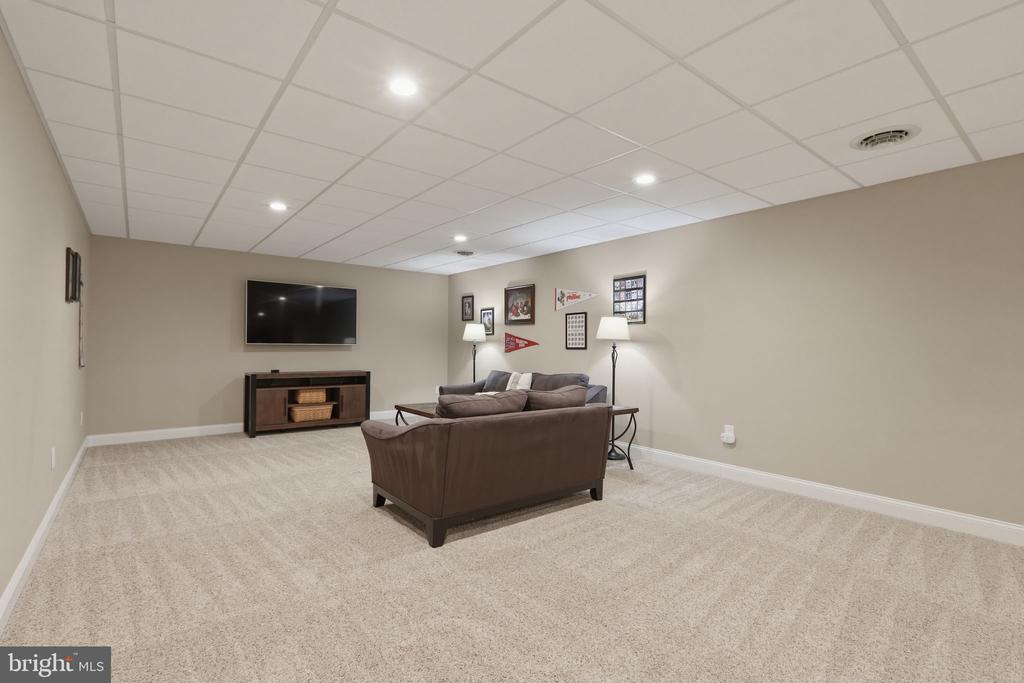1319 JAMESTOWN DRIVE