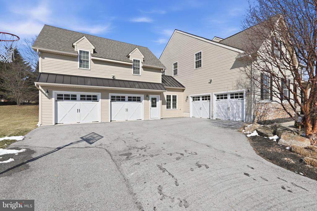 1319 JAMESTOWN DRIVE
