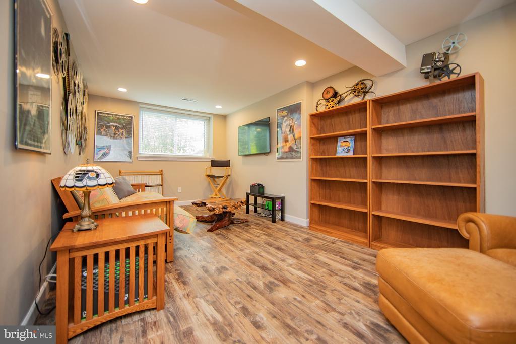 380 LYNETREE DRIVE 7-D