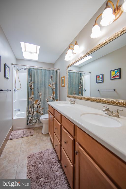 380 LYNETREE DRIVE 7-D