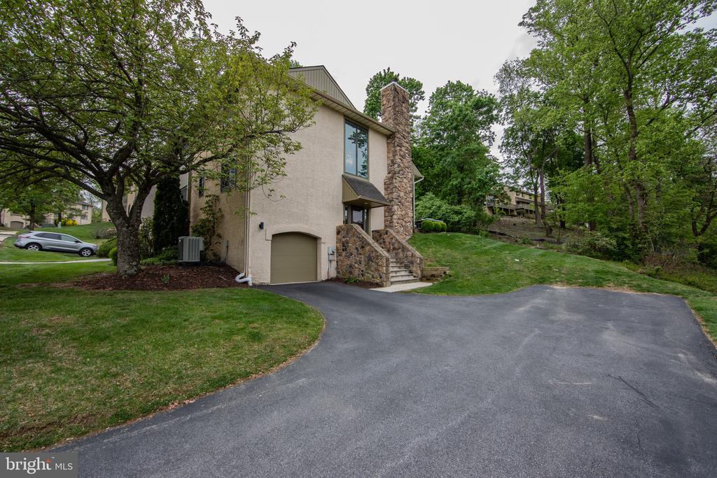 380 LYNETREE DRIVE 7-D