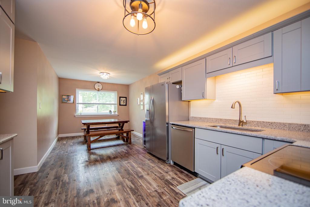380 LYNETREE DRIVE 7-D