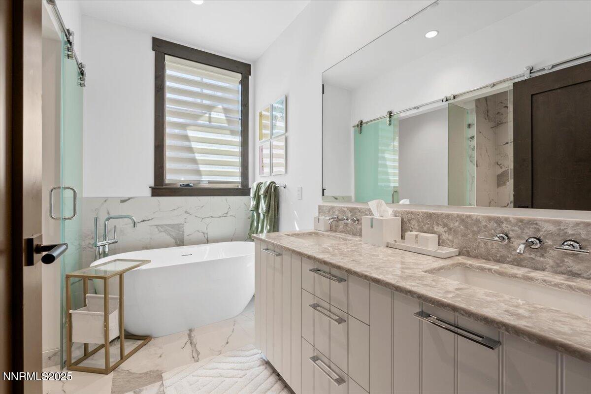 46 Beach Club Drive, 901